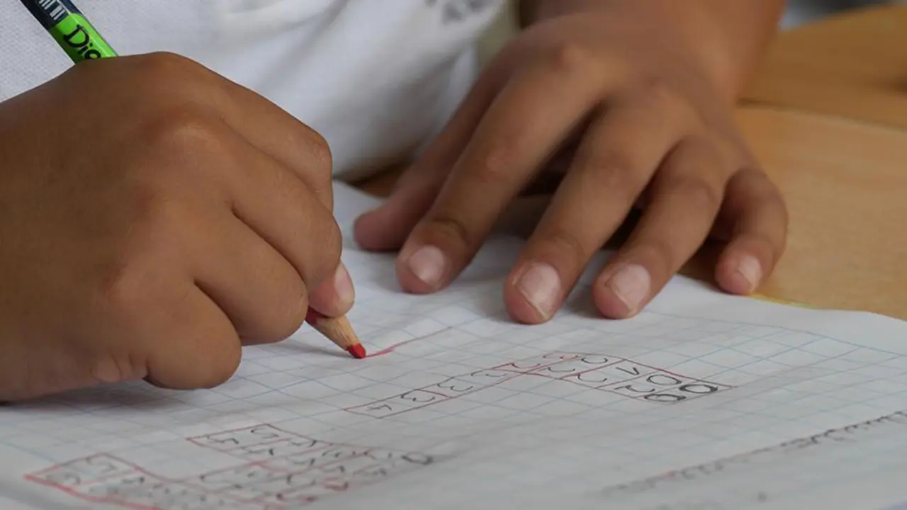 Un alumno hace sus tareas. - Europa Press