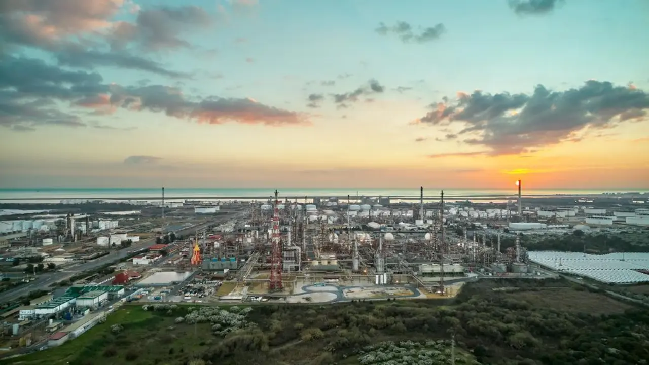 Vista de Cepsa Qu&iacute;mica Palos y al fondo la Refiner&iacute;a La R&aacute;bida. - VH