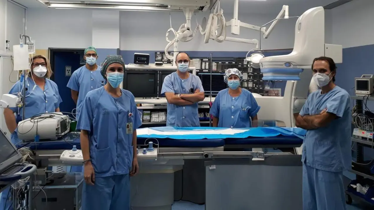 Equipo de profesionales que ensaya con la t&eacute;cnica 3D en la implantaci&oacute;n de marcapasos. - Valme