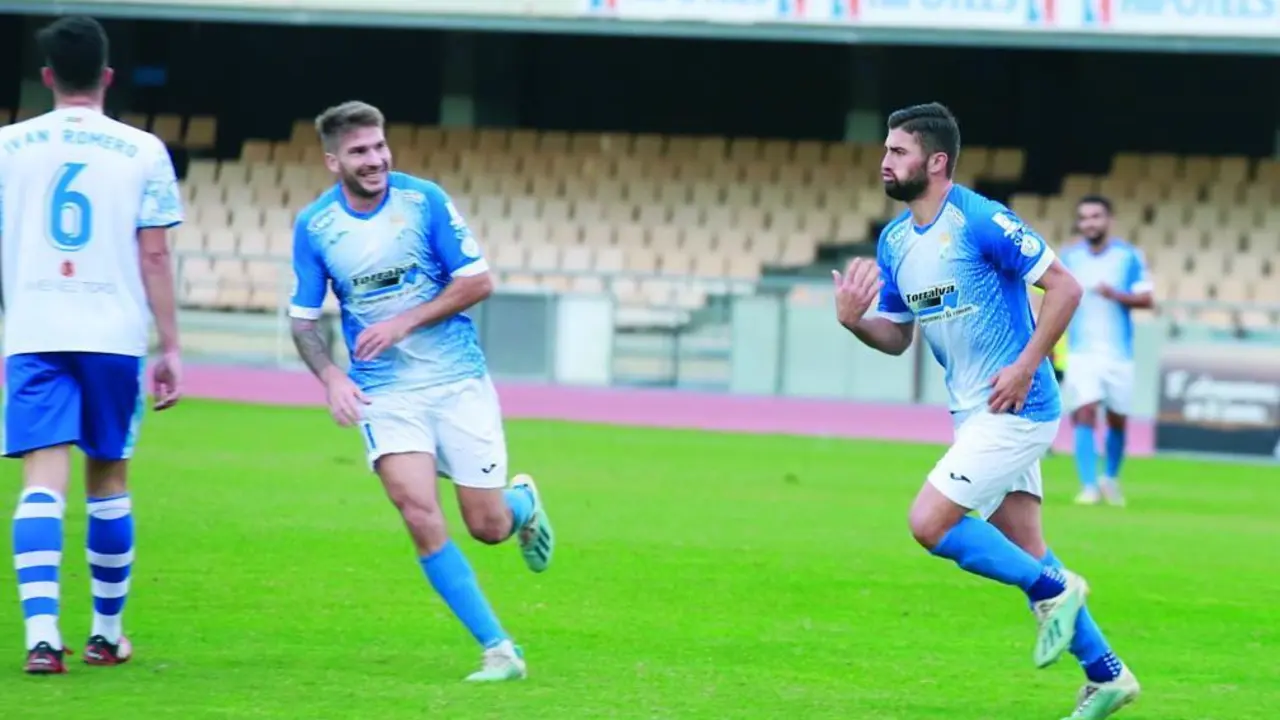 Lolo Garrido se acerca a Chuma para celebrar uno de los goles frente al Arcos en Chap&iacute;n. - Cristo Garc&iacute;a