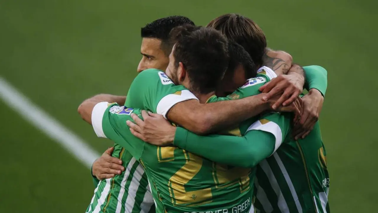 Varios futbolistas del Real Betis celebran un gol. - rbb