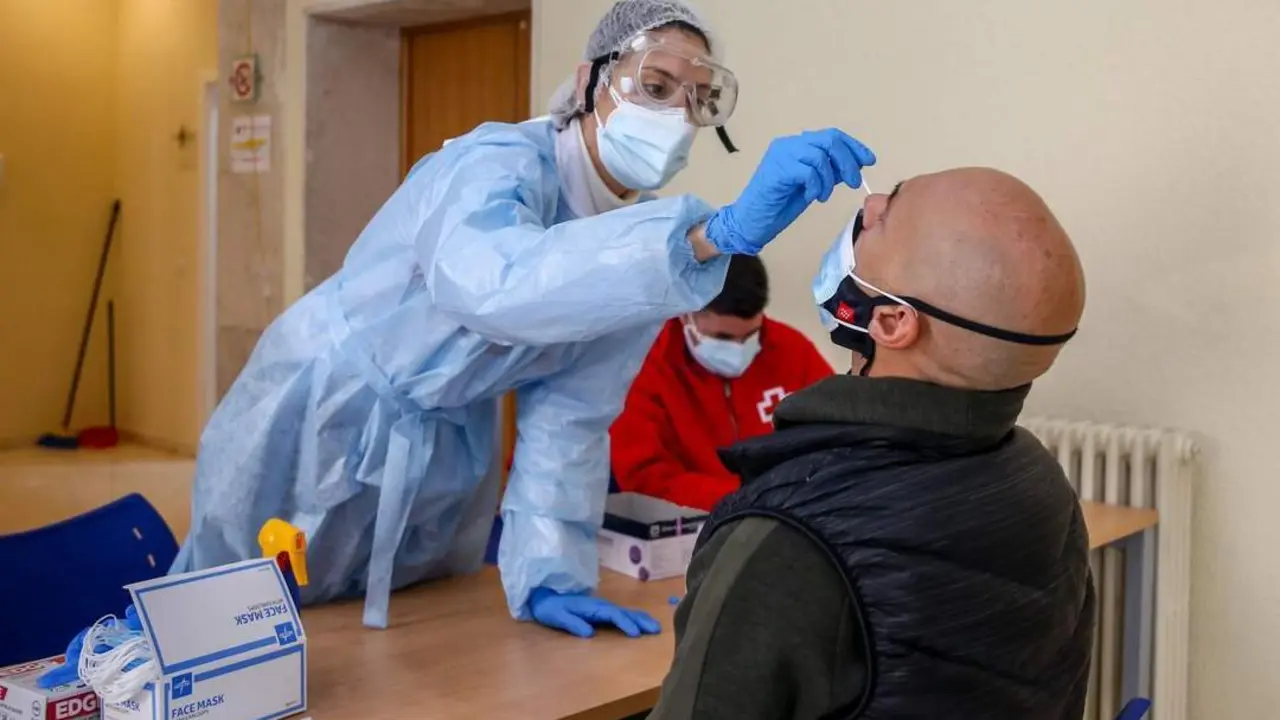 Una sanitaria realiza un test de ant&iacute;genos. - Europa Press