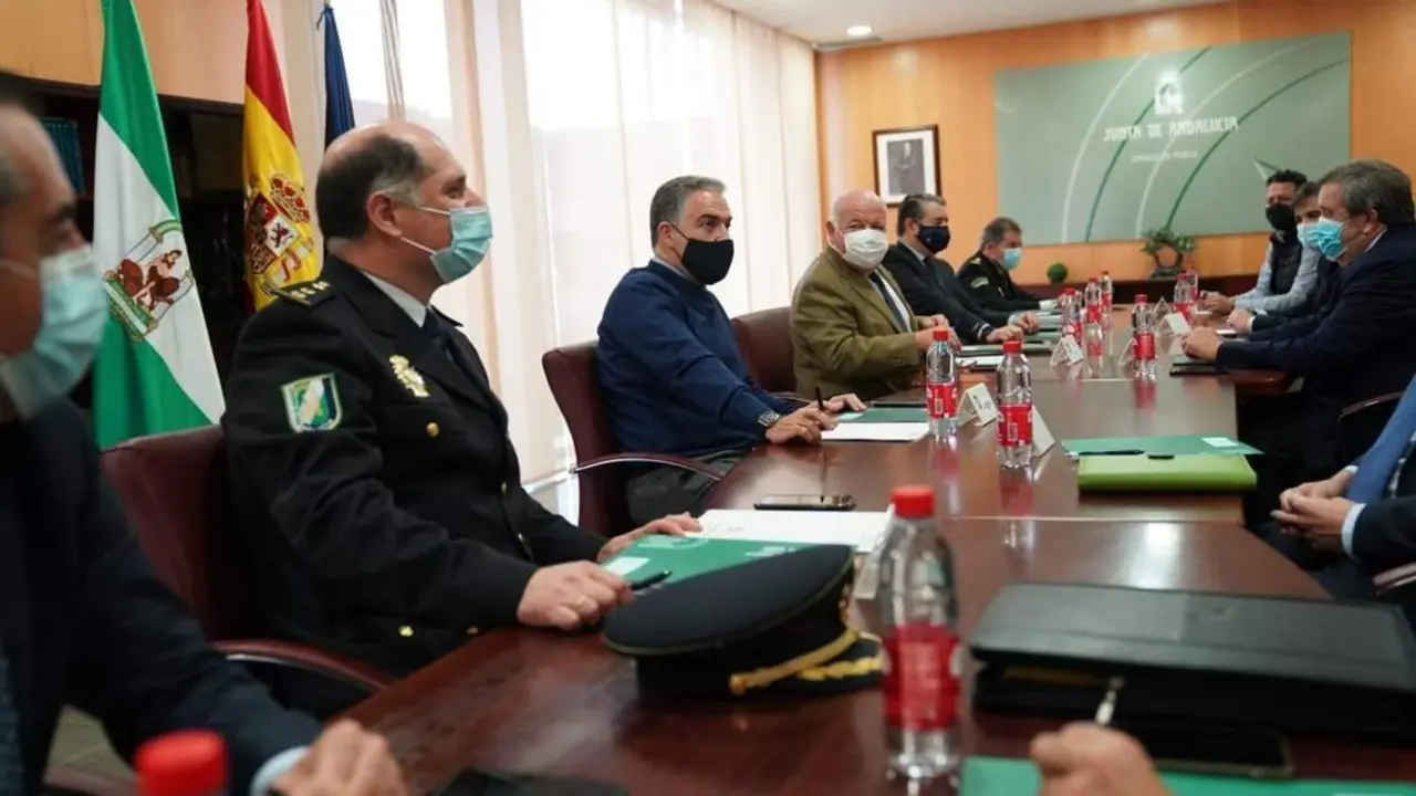 El&iacute;as Bendodo y Jes&uacute;s Aguirre firman un convenio junto a representantes de Bidafarma. - EFE
