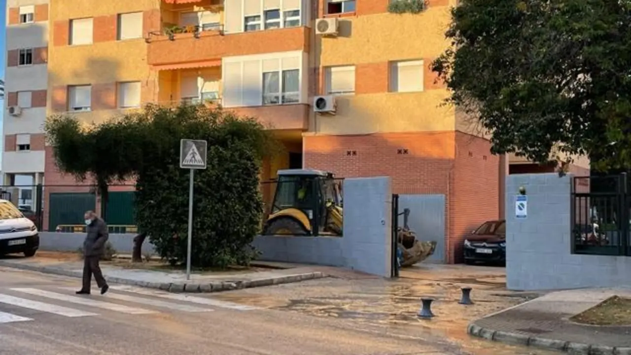 Operarios realizando la reparaci&oacute;n en la zona afectada.  - Viva