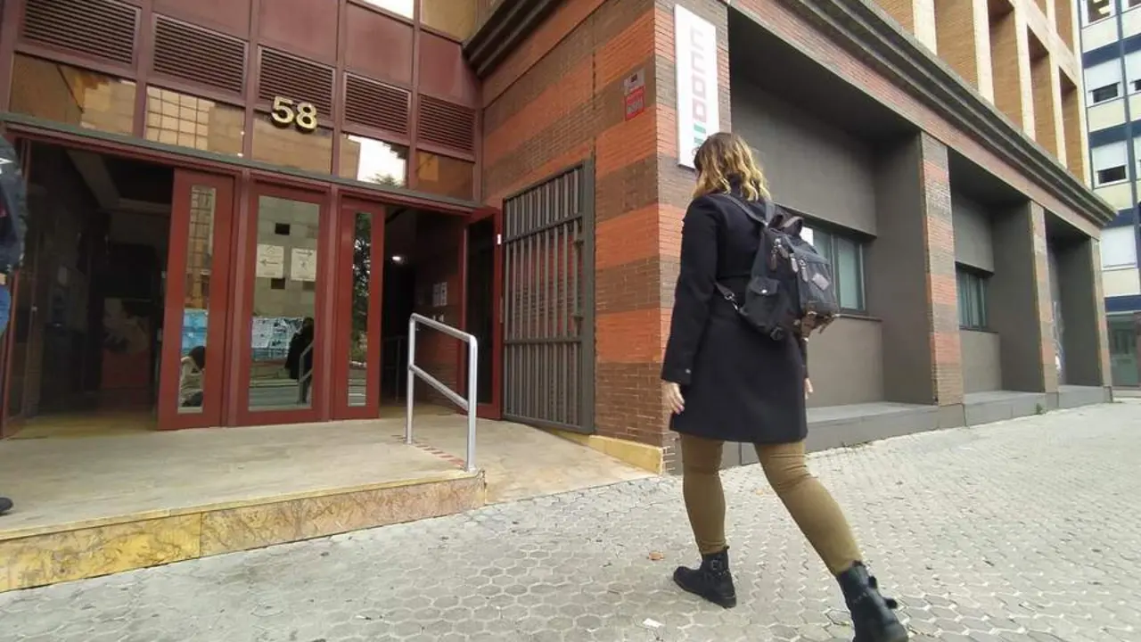 Una trabajadora entra en la sede de CCOO. - CCOO