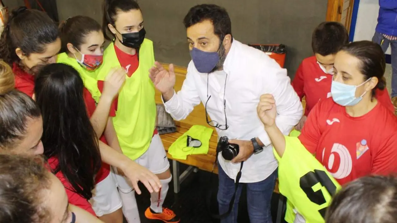 Ram&oacute;n Caballero impartiendo instrucciones a sus jugadoras antes del encuentro ante el Atl&eacute;tico Ja&eacute;n - Ra&uacute;l J. Bustillos