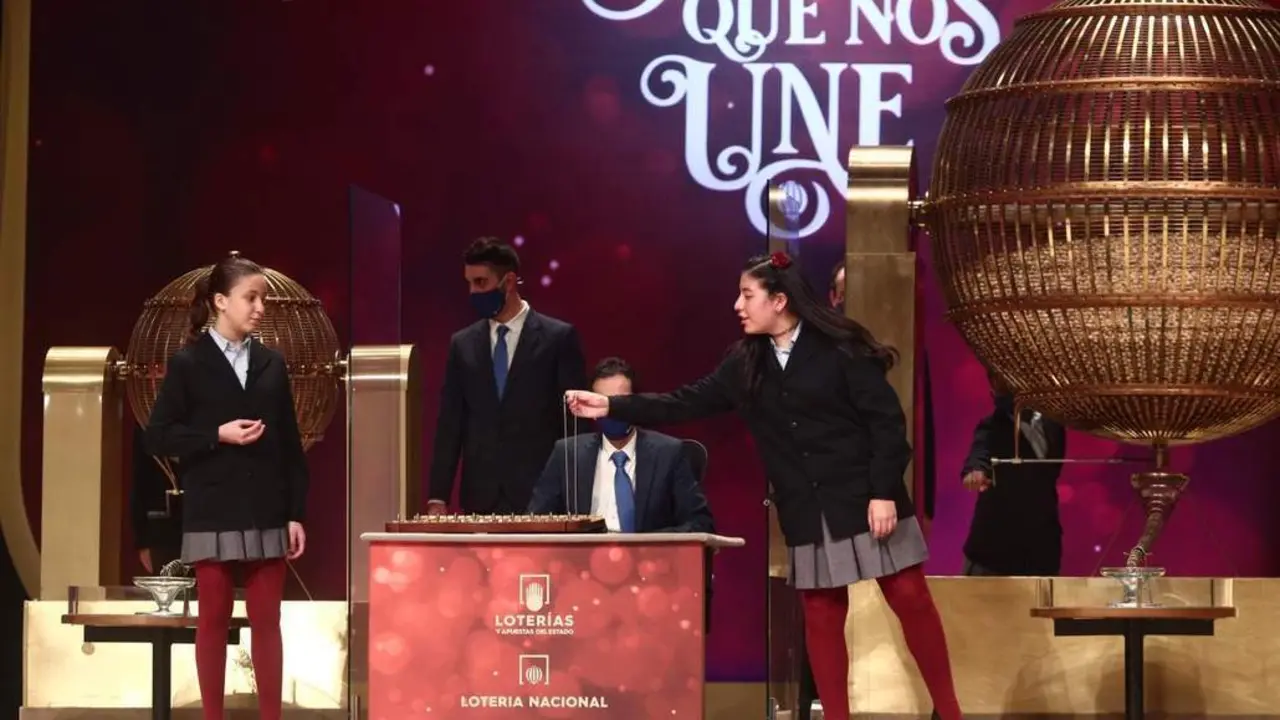Un momento del sorteo. - EP