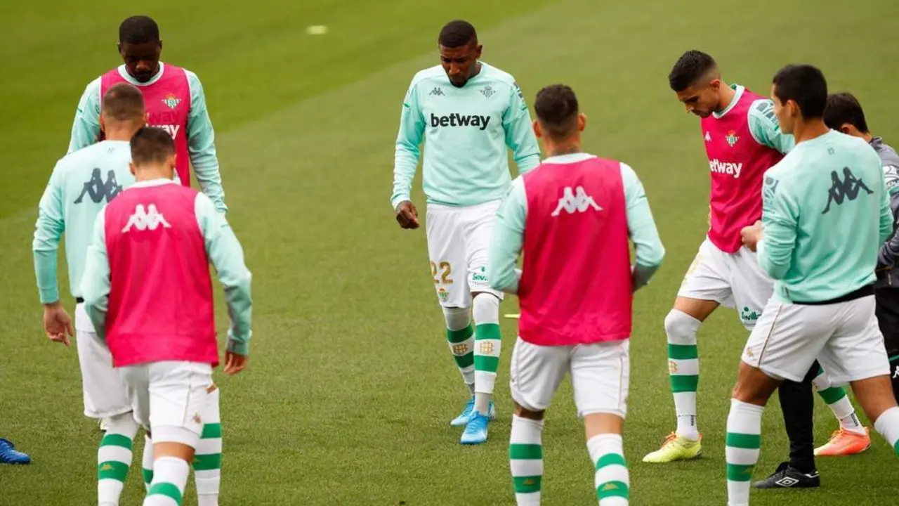 Varios futbolistas del Real Betis en la previa de un partido. - rbb