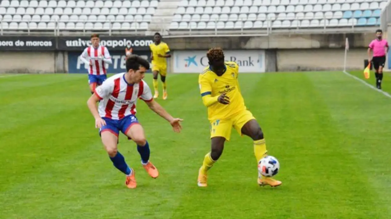 Una acci&oacute;n del partido entre el Algeciras y el C&aacute;diz B - C&aacute;diz CF
