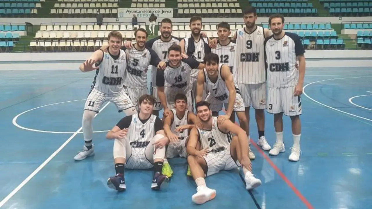 Jugadores del Ciudad de Huelva celebrando la victoria en Jerez. - VH