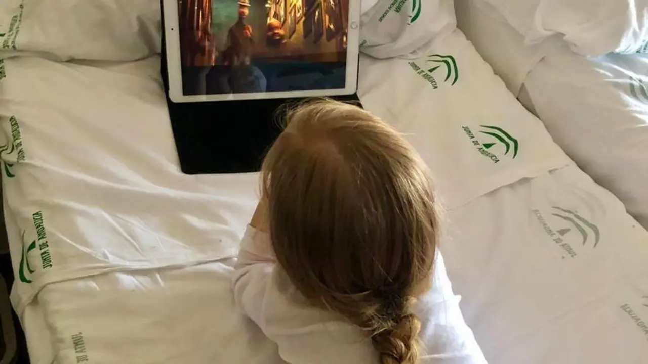 Una peque&ntilde;a disfruta de la pel&iacute;cula. - VH