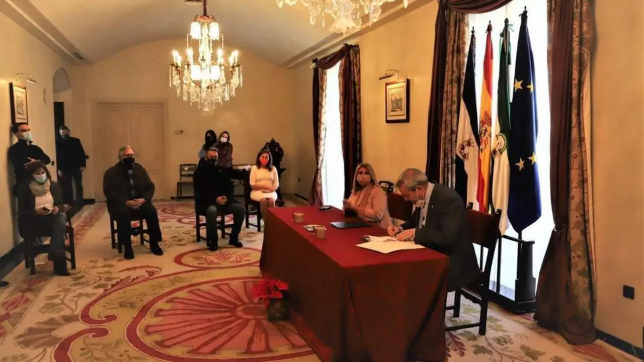 Un momento de la firma de los convenios en la Alcald&iacute;a - jerez.es