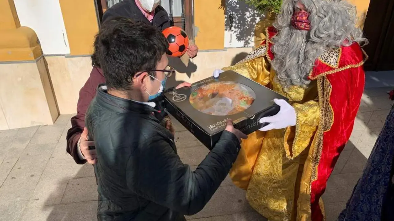 Uno de los peque&ntilde;os recibe su rosc&oacute;n. - Efe