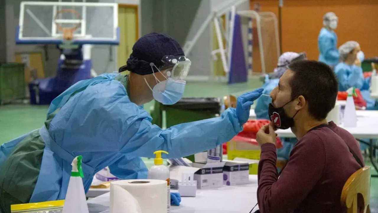 Realziaci&oacute;n de pruebas PCR. - EFE