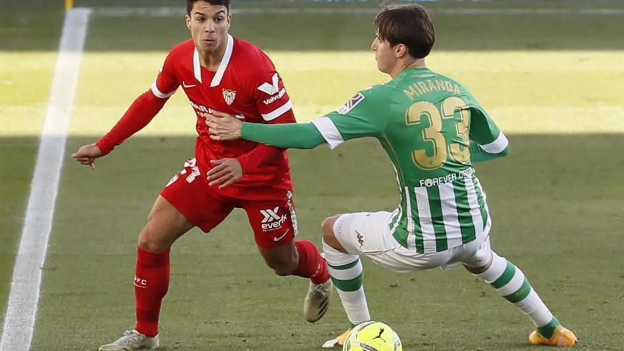 Juan Miranda en una acci&oacute;n defensiva durante el derbi.  - efe