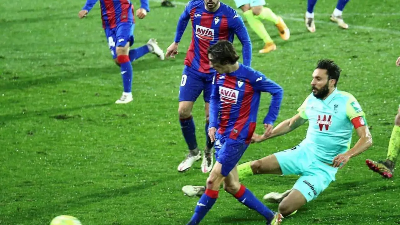 El delantero del Eibar, Bryan Gil Salvatierra en el momento de marcar gol ante el Granada. - EFE/Gorka Estrada