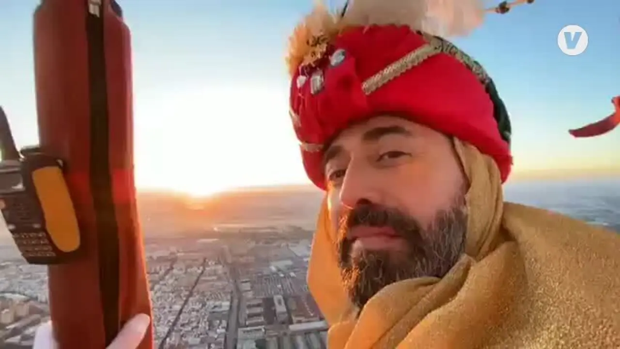 El heraldo salva las restricciones por la Covid recorriendo Sevilla en globo