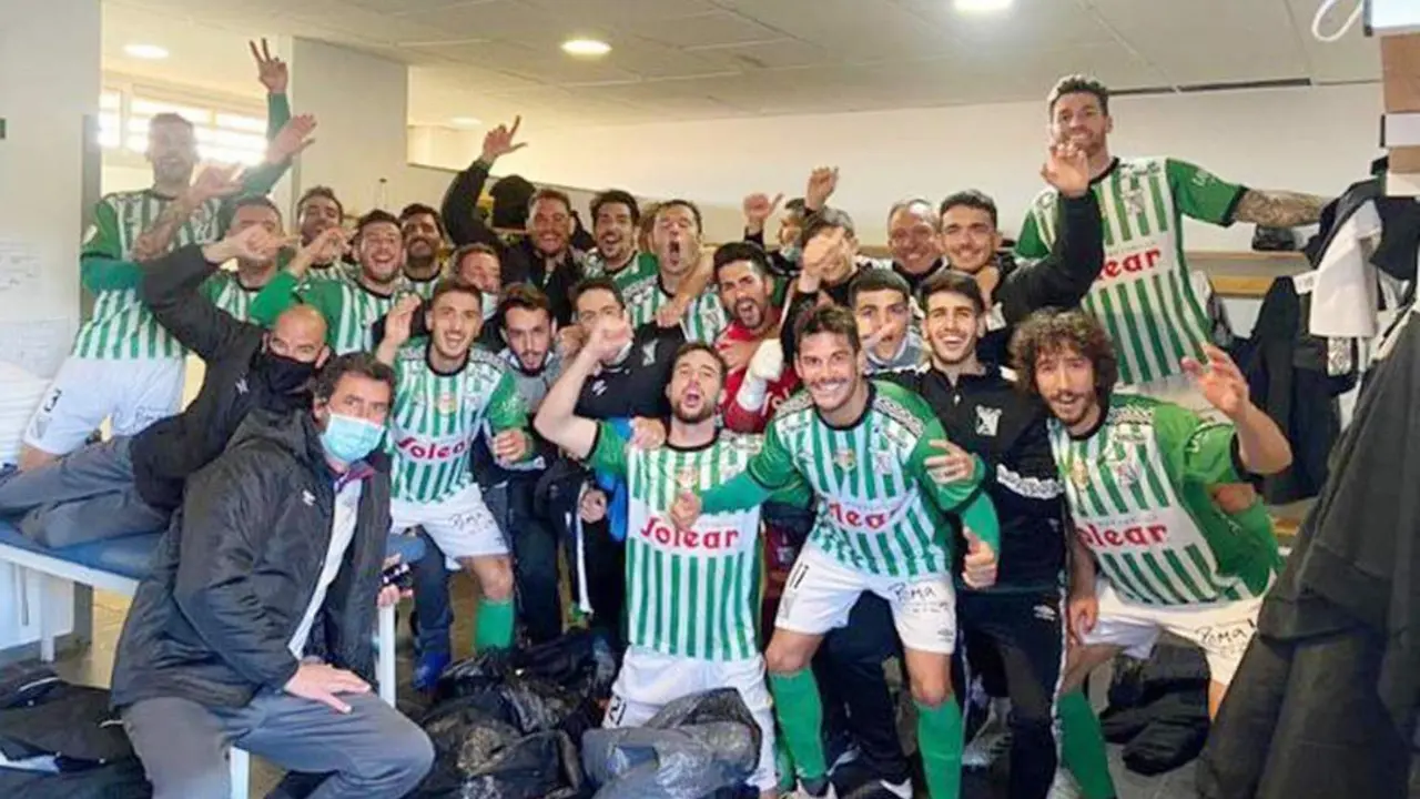 El Atl&eacute;tico Sanluque&ntilde;o celebra el triunfo obtenido en El Rosal - ASCF