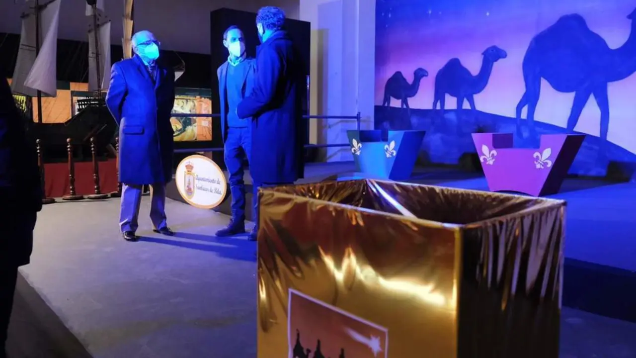 Manuel Lobato, V&iacute;ctor Mora y Jes&uacute;s Villegas en el trono que visitaron - A. I.