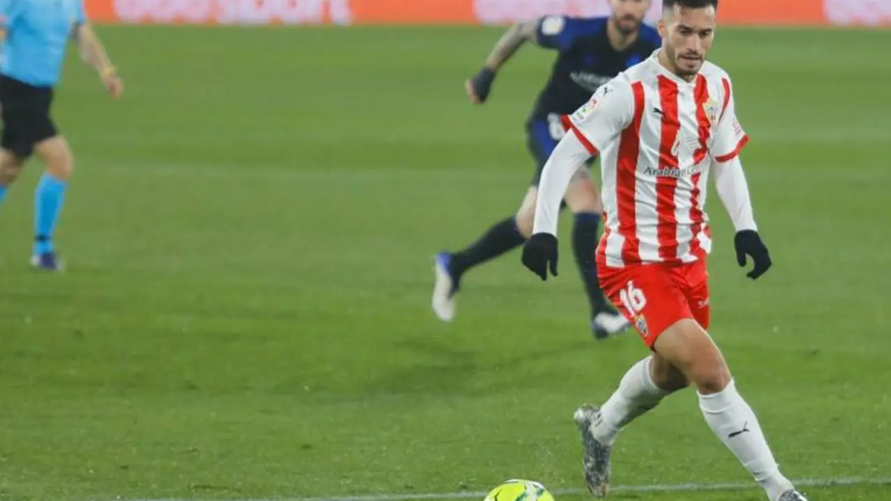 El sanluque&ntilde;o Lazo en una acci&oacute;n del partido - La Liga Smart Bank