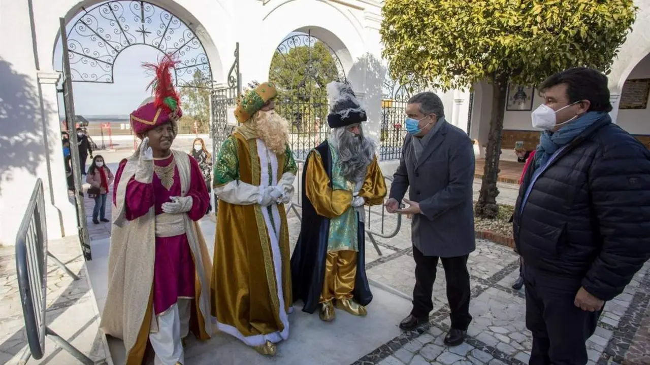 Los Reyes Magos en el Santuario de la Cinta para realizar su ofrenda floral a la patrona de Huelva.  - Europa Press