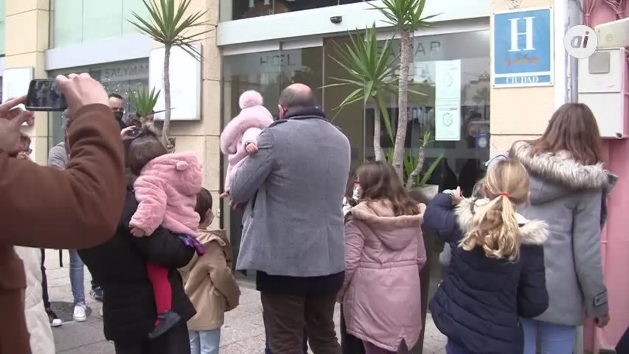 Los Reyes Magos reparten ilusi&oacute;n por toda La Isla en autob&uacute;s descapotable