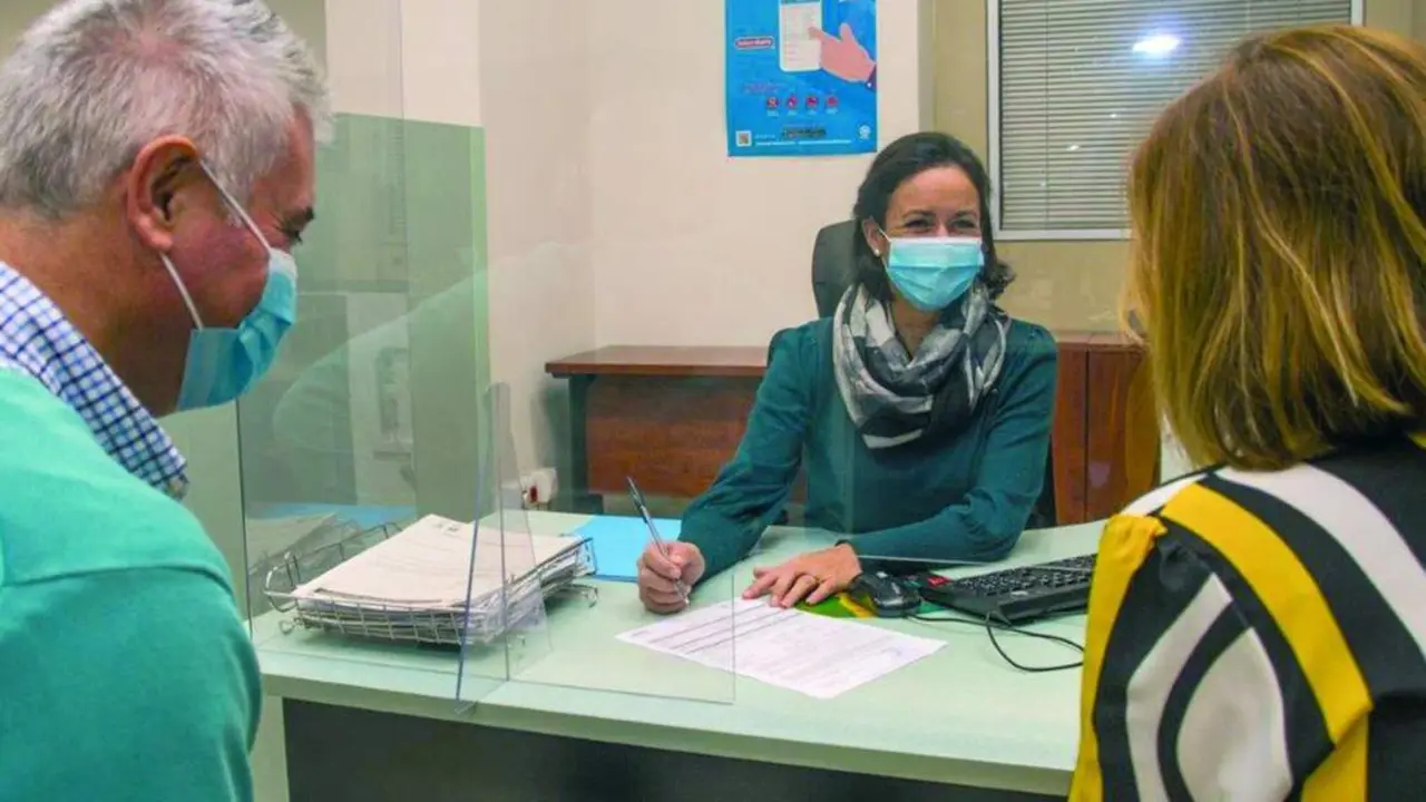 La atenci&oacute;n presencial contin&uacute;a siendo igual de cercana. - Emasesa