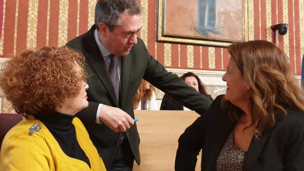 El alcalde con las delegadas Adela Casta&ntilde;o y Sonia Gaya. - EP