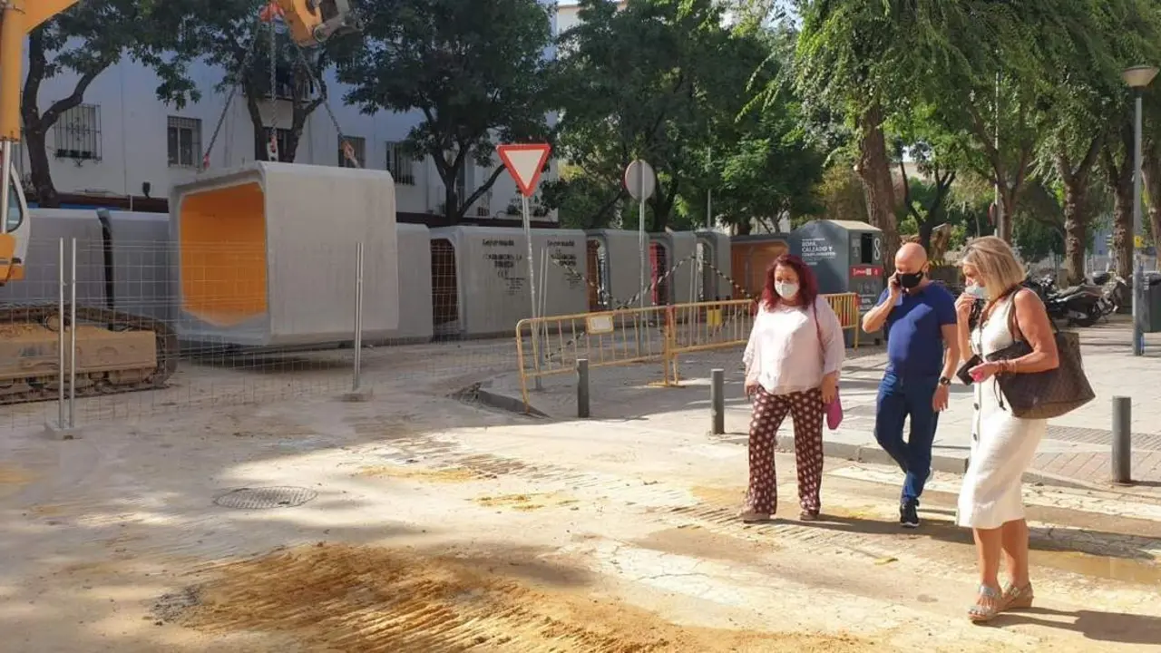 La delegada del distrito Triana-Los Remedios, Encarnaci&oacute;n Aguilar, en el barrio. - Ayto