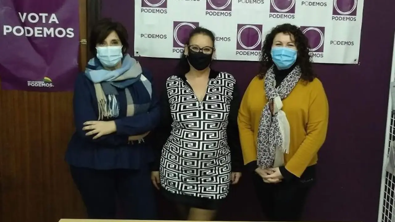 Cristina Maldonado, Silvia G&oacute;mez y Mar&iacute;a &Aacute;ngeles Fuentes, de Podemos Los Barrios. - AI