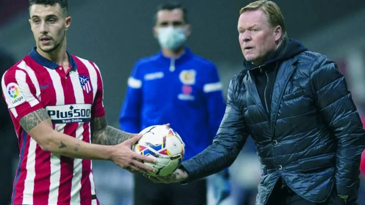 El &aacute;rbitro sanluque&ntilde;o S&aacute;ez Vital entre Hermoso y Ronald Koeman - La Liga Santander