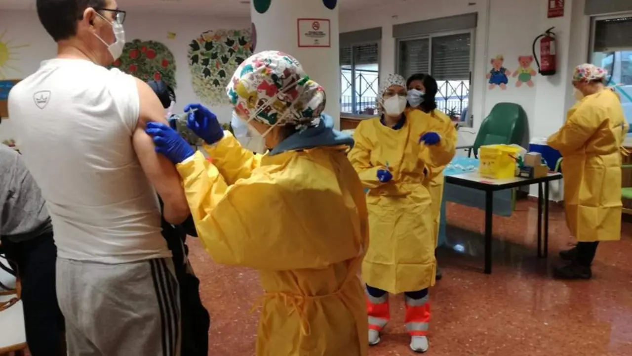 Vacunaci&oacute;n contra la Covid en un centro de mayores - efe