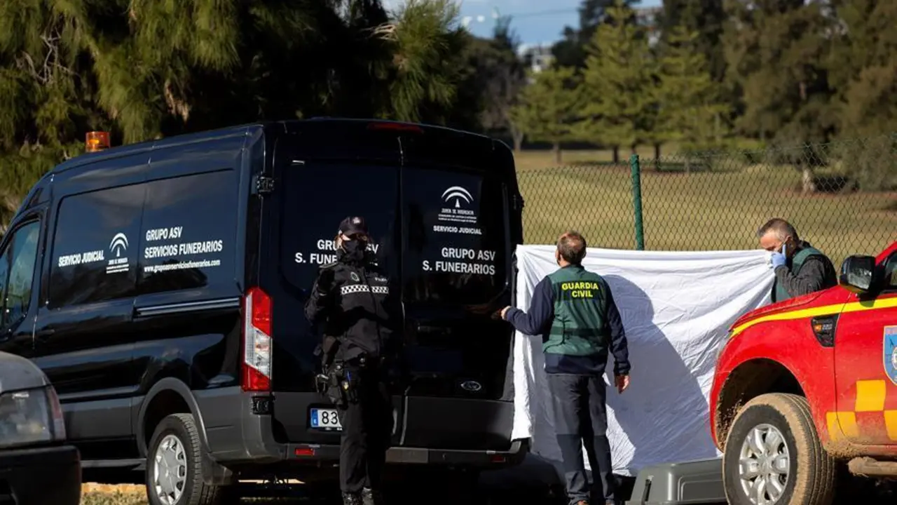 Labores de rescate dl cuerpo sin vida en Mijas. - EFE