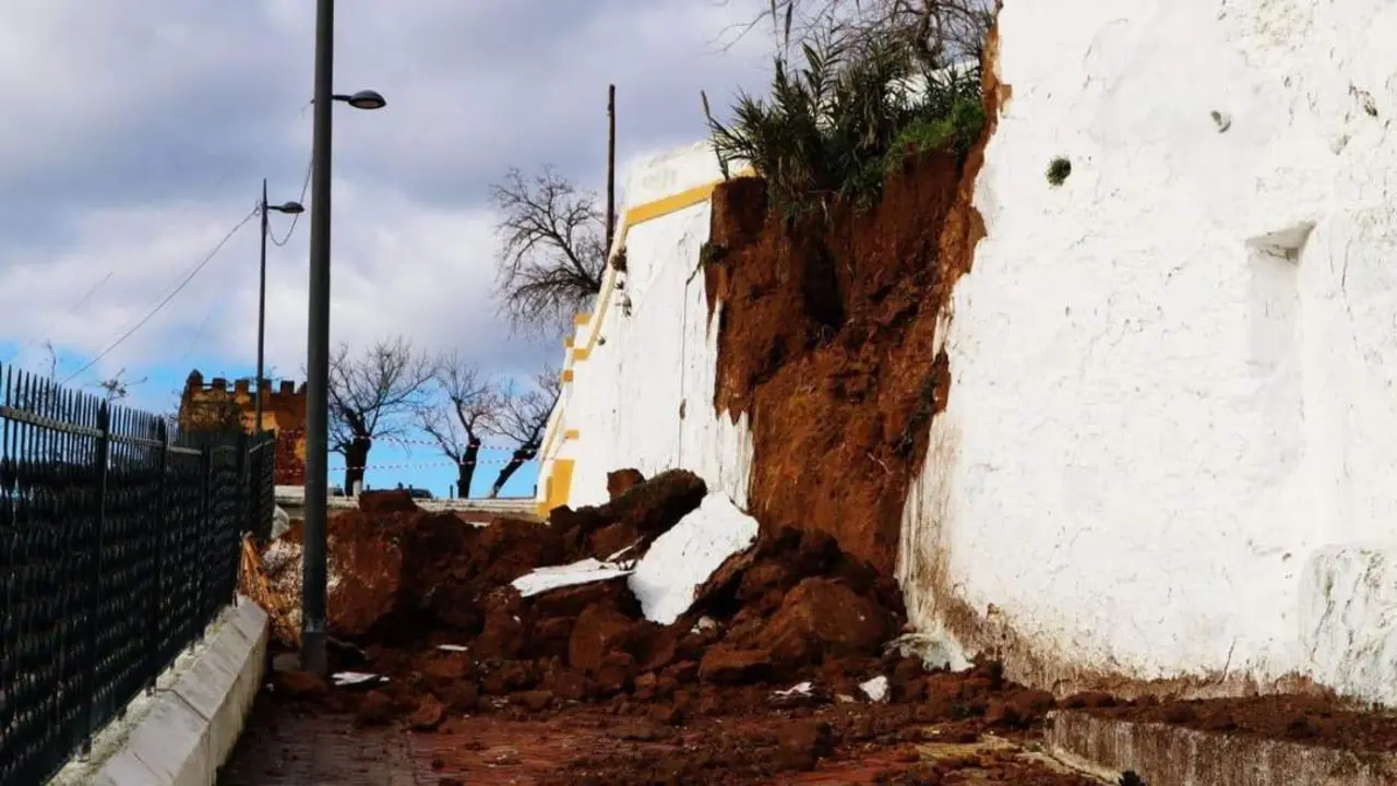 Derrumbe del muro  el entorno del castillo. - Europa Press