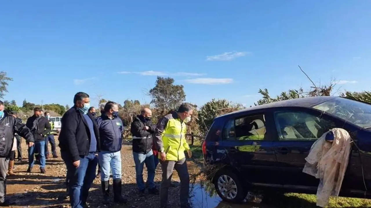 Veh&iacute;culo arrastrado por la corriente en Mijas. - Europa Press