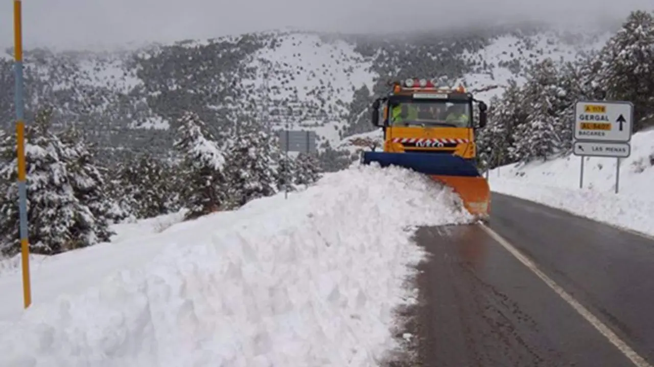 Nieve acumulada en las carreteras andaluzas. - Europa Press