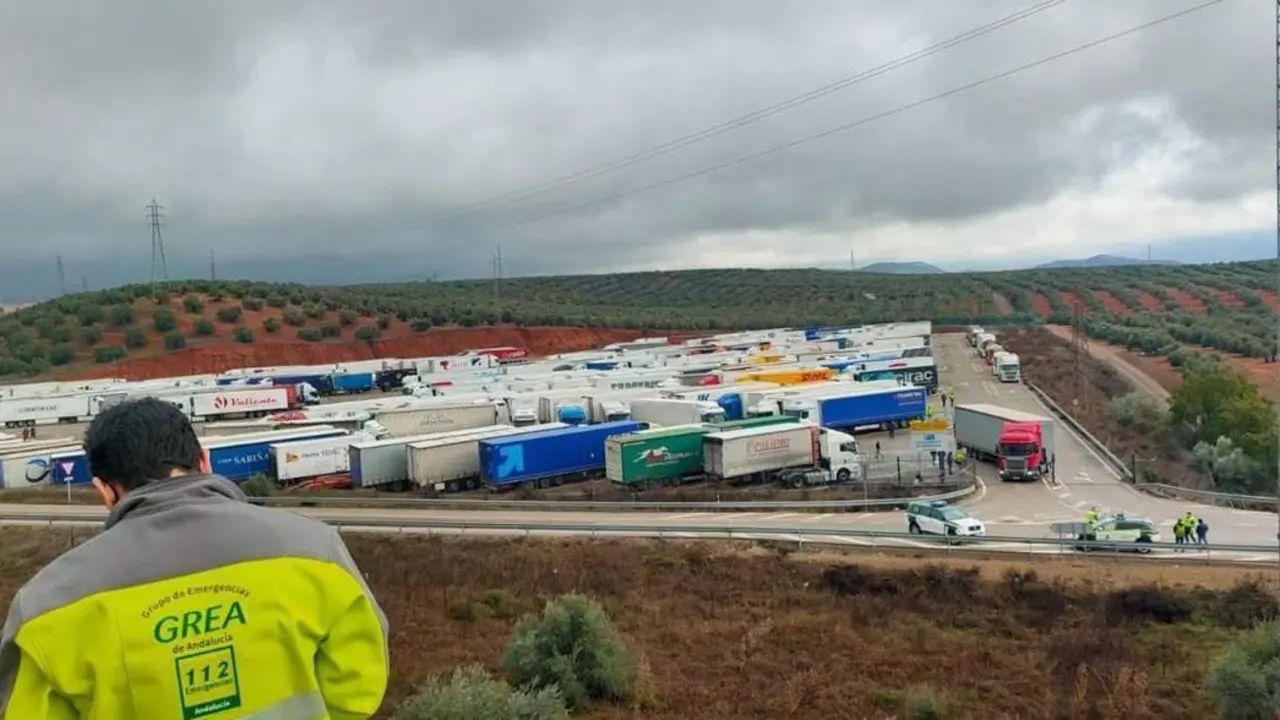 Camiones acumulados a la espera de poder continuar. - Europa Press