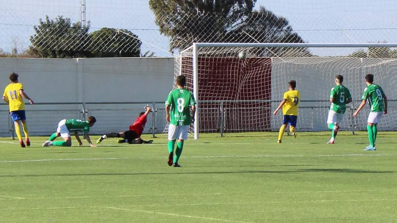 Momento en el que el Bal&oacute;n de C&aacute;diz logra el 0-1 en el Doro Stadium - Ra&uacute;l J. Bustillos
