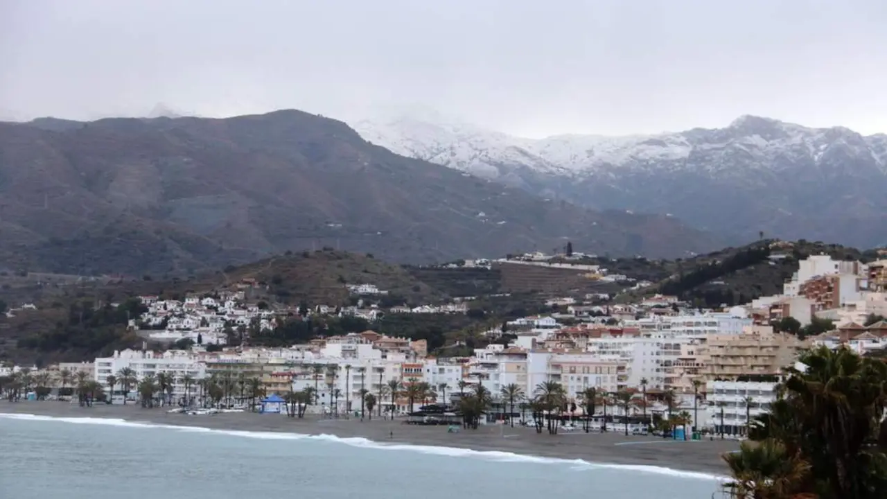 Nieve en las cumbres de Almu&ntilde;&eacute;car. - Europa Press