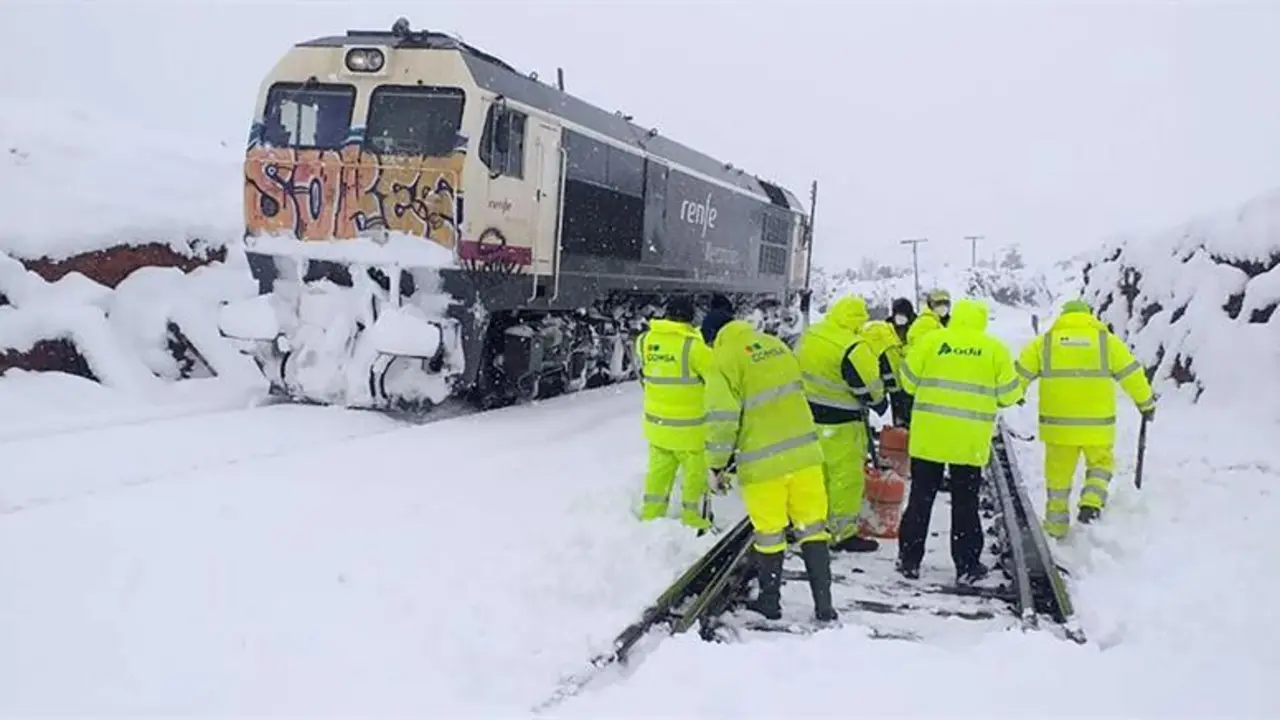 Retirada de nieve en las v&iacute;as f&eacute;rreas, en Teruel. - EFE