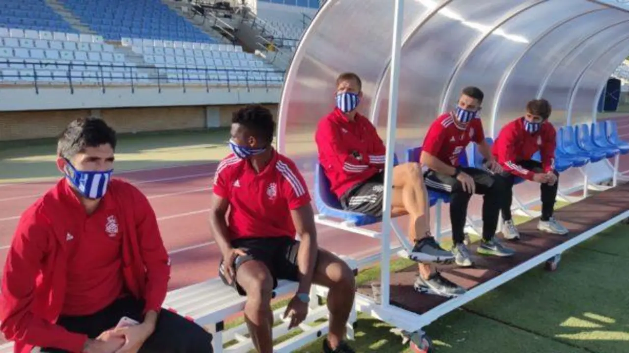 Jugadores del Recre en el banquillo del San Fernando. - TENOR