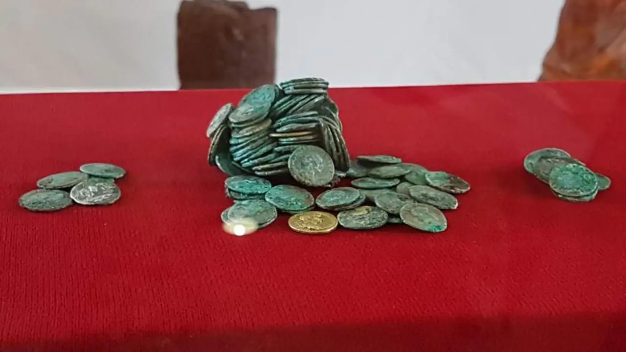 Monedas romanas antiguas. - Archivo
