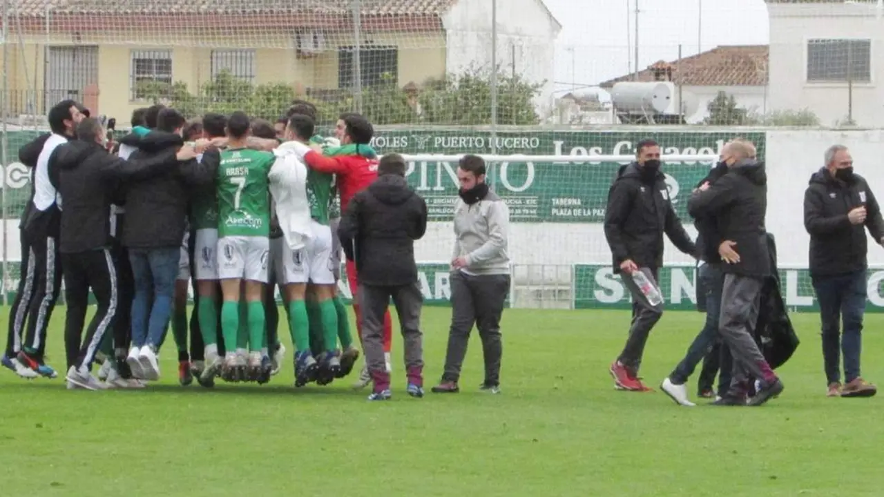 Los verdiblancos celebran el triunfo obtenido ante el Algeciras en El Palmar - Ra&uacute;l J. Bustillos