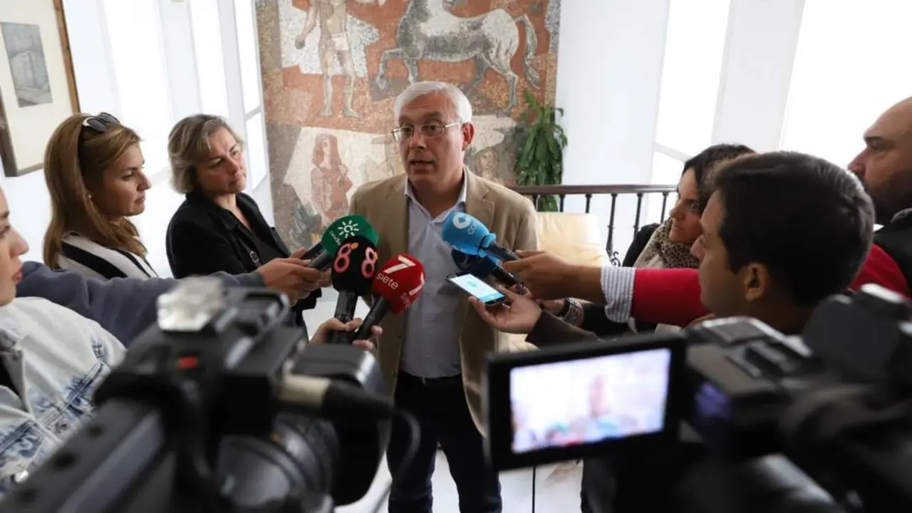 Cabello atendiendo a los medios en una imagen de archivo. - jerez.es