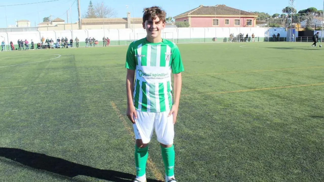 Carlos, centrocampista del equipo infantil A del Atl&eacute;tico Sanluque&ntilde;o - Ra&uacute;l J. Bustillos