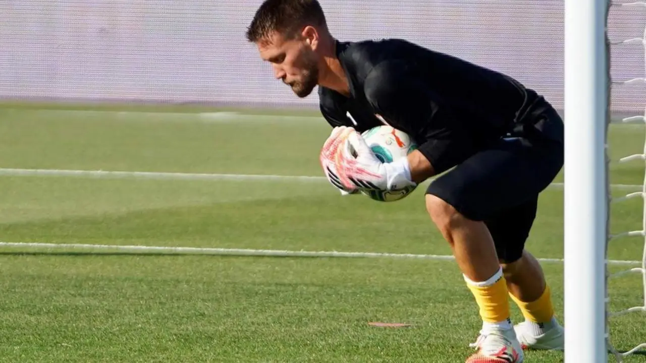 El guardameta checo del Sevilla, Tomas Vaclik, bloca una pelota. - sfc