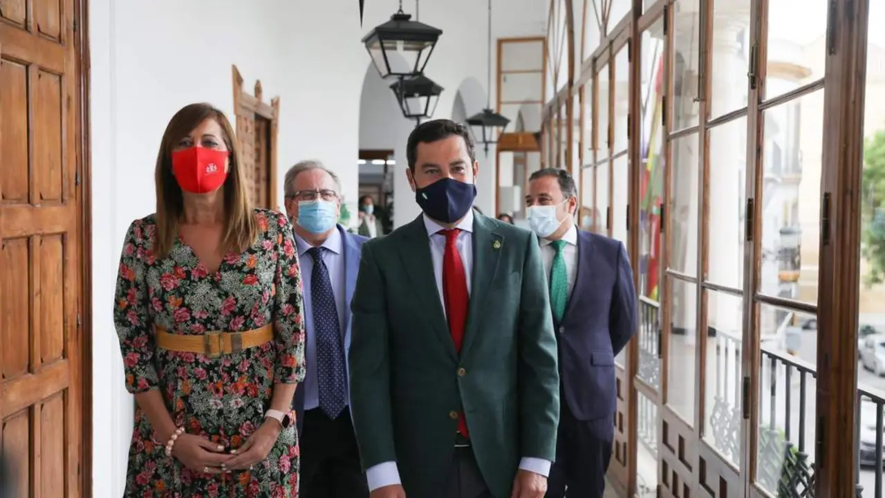 Imagen de archivo de la alcaldesa de Osuna, Rosario And&uacute;jar, con el presidente de la Junta, Juanma Moreno. - EP