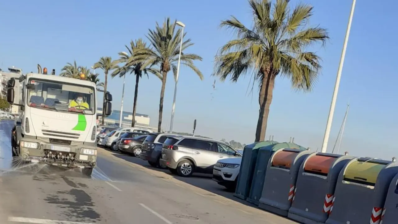 Veh&iacute;culo de limpieza en Punta Umbr&iacute;a. - VH