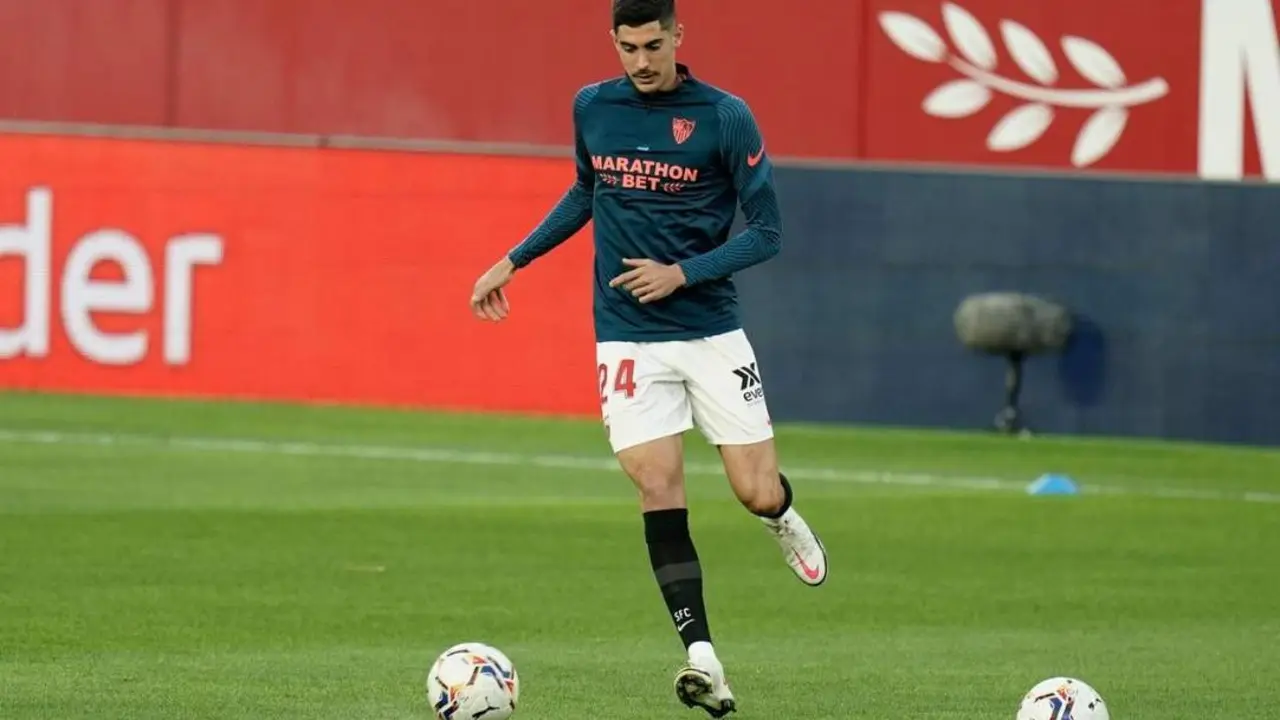 El canterano del Sevilla, Carlos Fern&aacute;ndez, durante el calentamiento previo al duelo ante Osasuna de la pasada jornada. - sfc