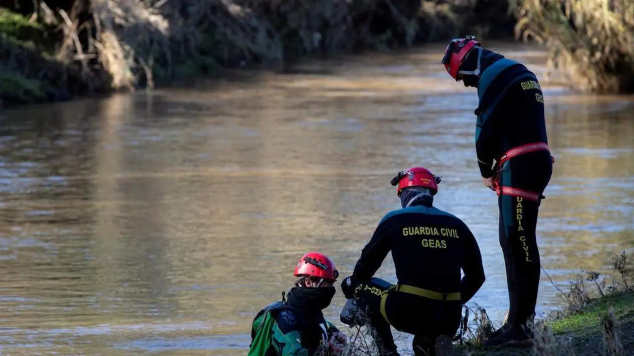 Miembros de la Guardia Civil en el rescate de una persona fallecida en Mijas tras la borrasca 'Filomena'. - EFE/Daniel P&eacute;rez
